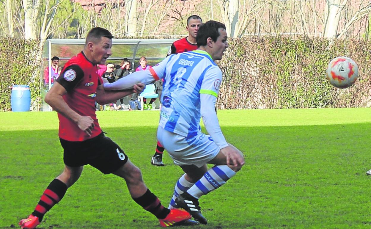 Orodea, autor del segundo gol, en una de las jugadas del partido. 