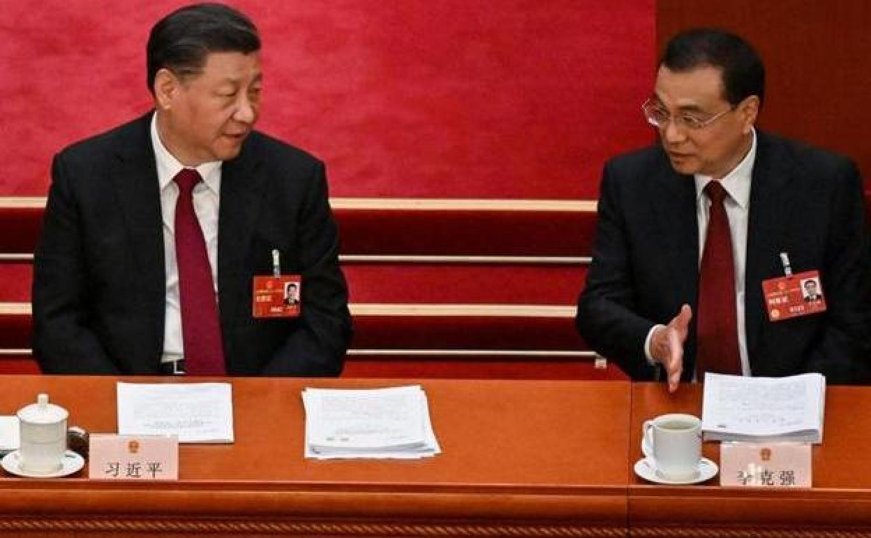 Li Keqiang conversa con el presidente chino, Xi Jinping, durante la sesión de apertura de la Asamblea Popular Nacional