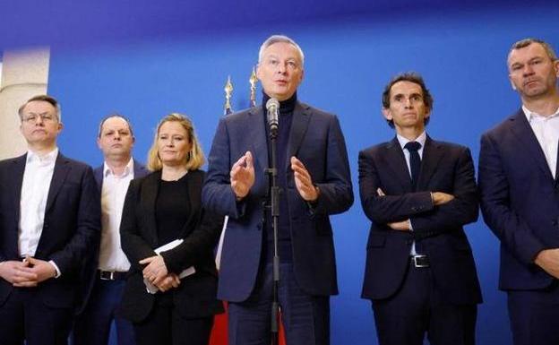 El ministro de Economía, Bruno Le Maire, junto a los directivos de algunas cadenas de alimentación.