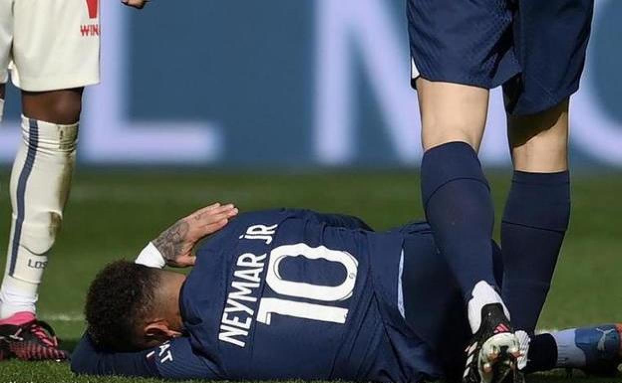 Neymar se duele tras caer lesionado ante el Lille.