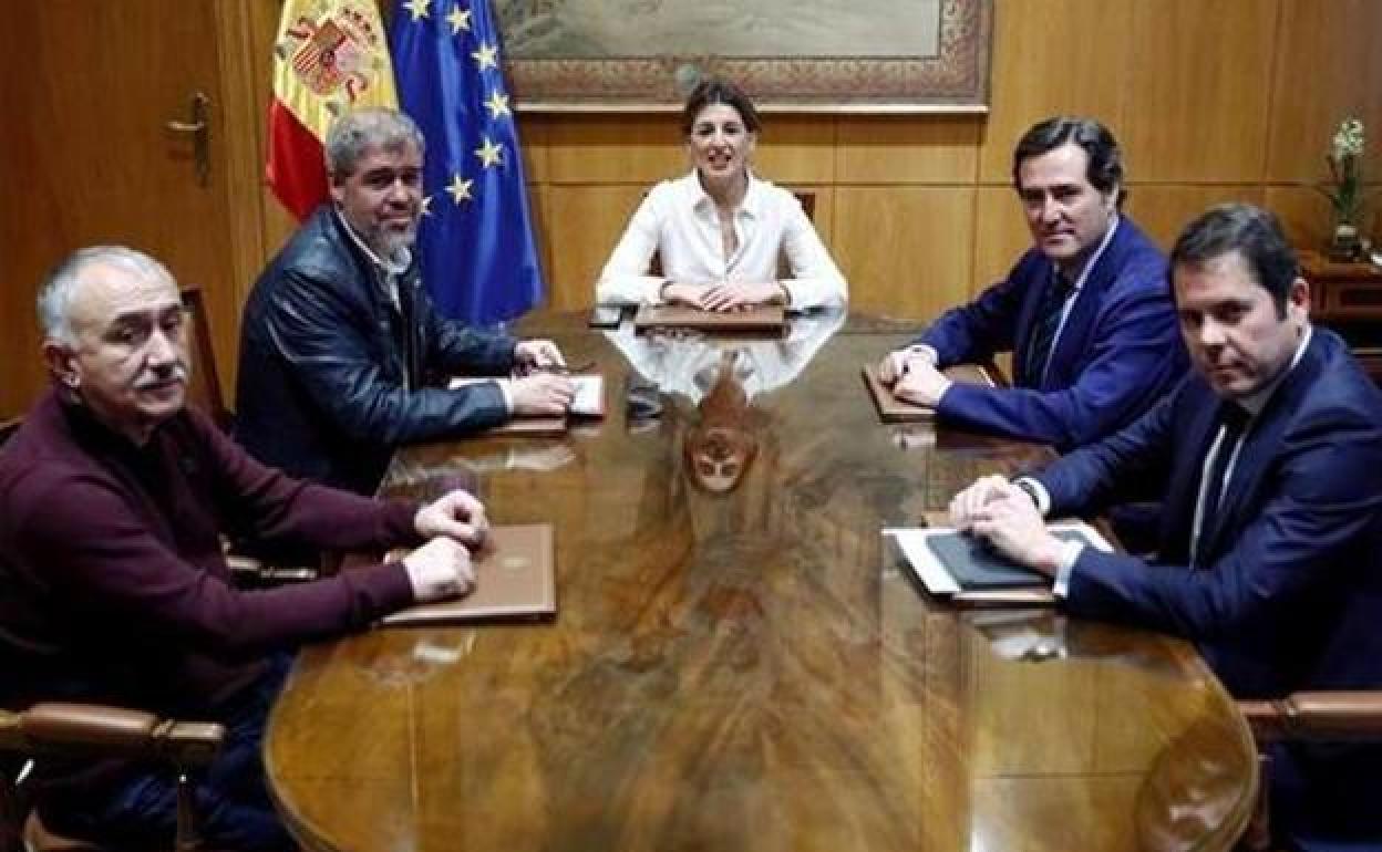 Yolanda Díaz, junto a los líderes de los sindicatos y las patronales.