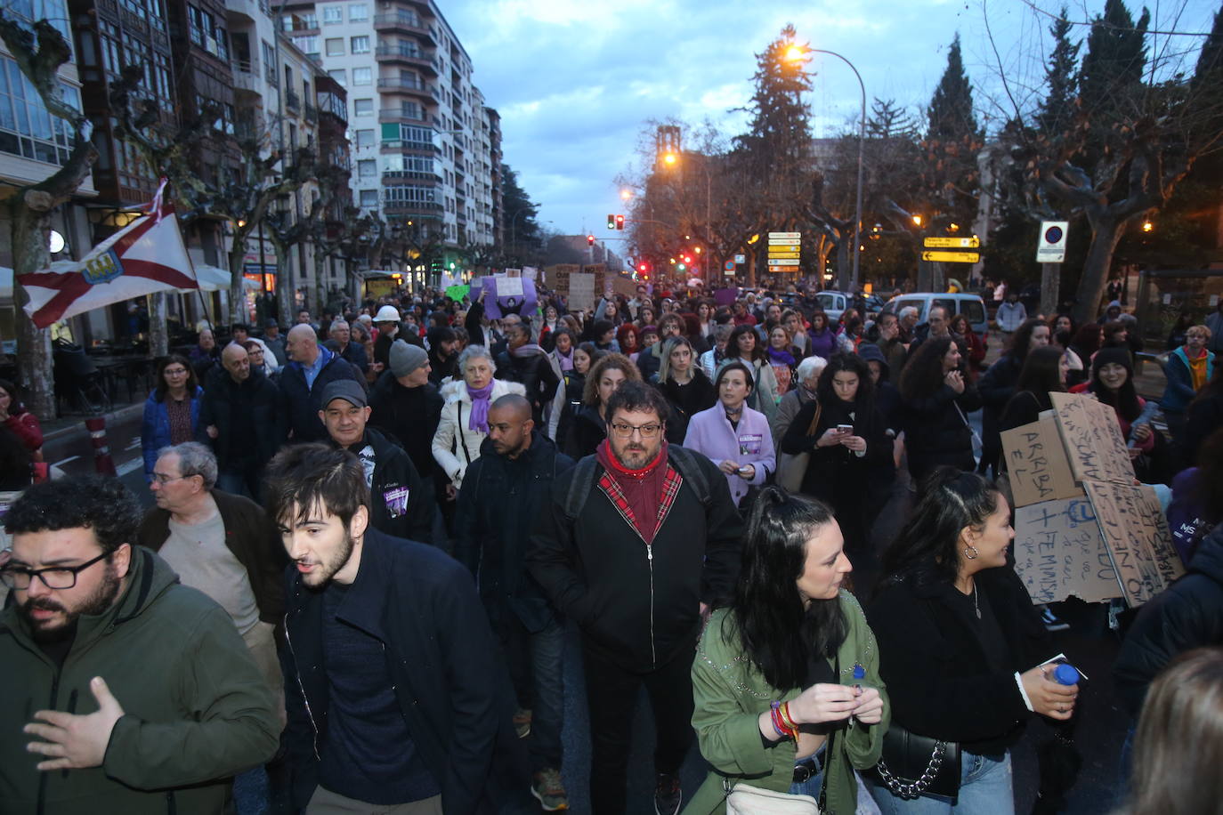 Fotos: Manifestación del 8M en Logroño bajo la lluvia