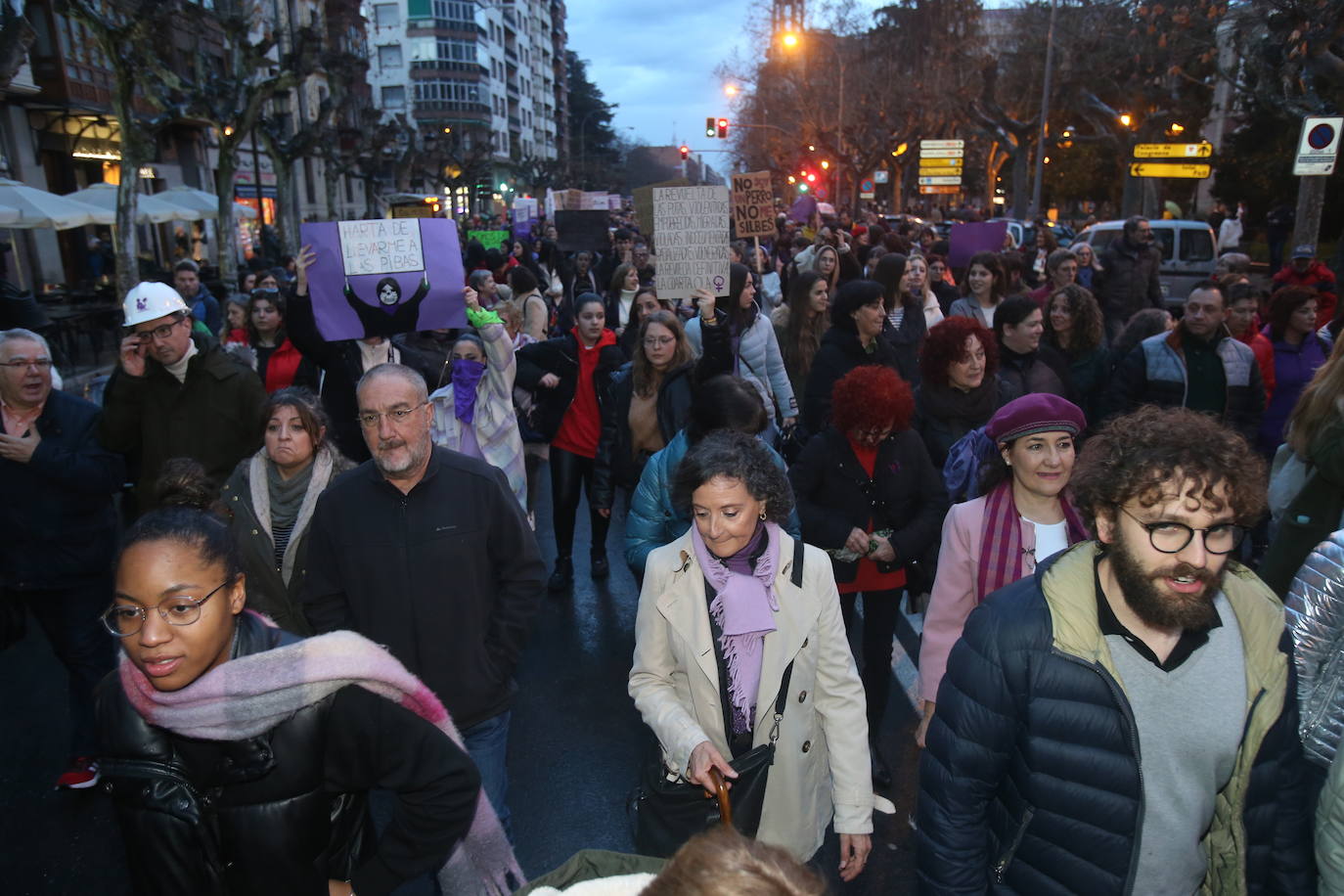 Fotos: Manifestación del 8M en Logroño bajo la lluvia