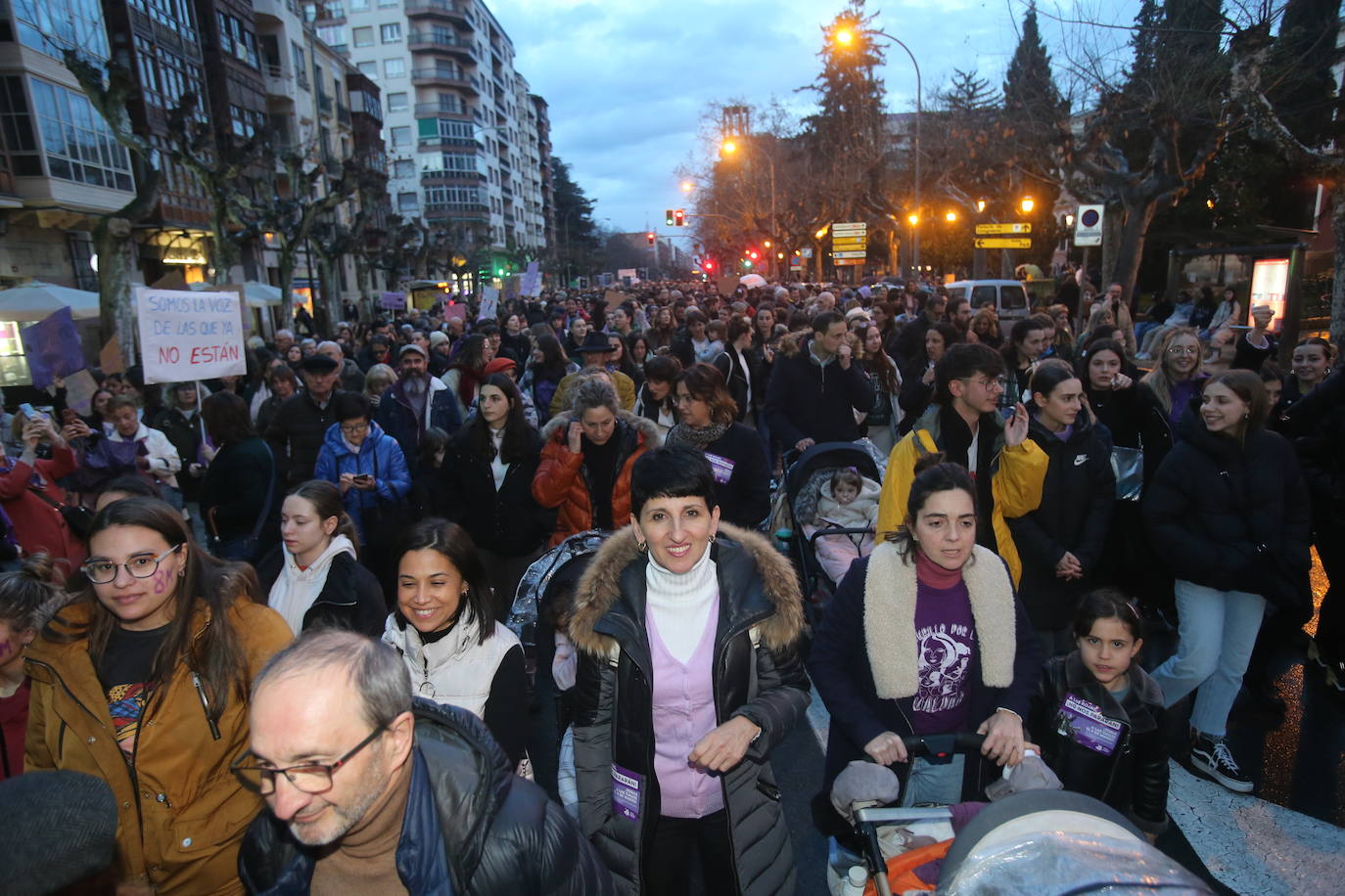 Fotos: Manifestación del 8M en Logroño bajo la lluvia