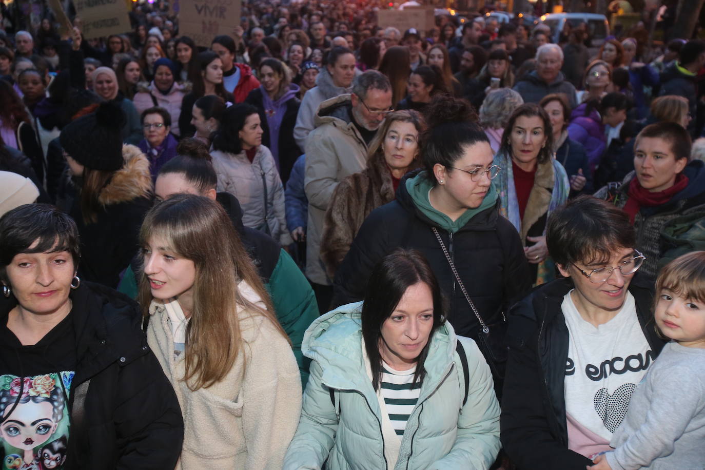 Fotos: Manifestación del 8M en Logroño bajo la lluvia