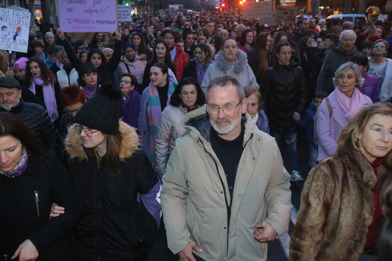 Fotos: Manifestación del 8M en Logroño bajo la lluvia