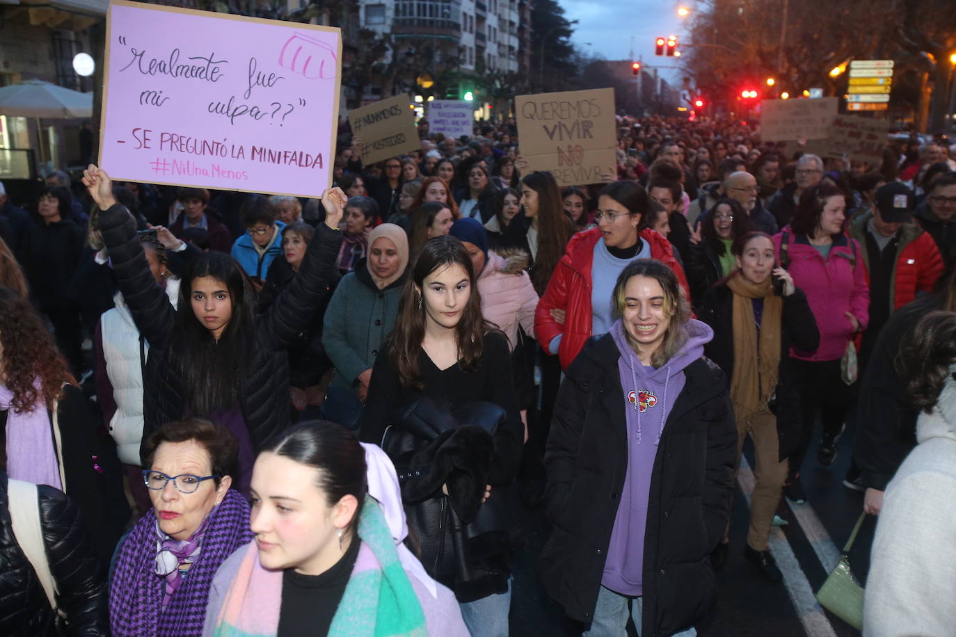 Fotos: Manifestación del 8M en Logroño bajo la lluvia