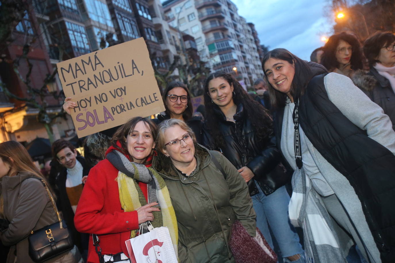 Fotos: Manifestación del 8M en Logroño bajo la lluvia