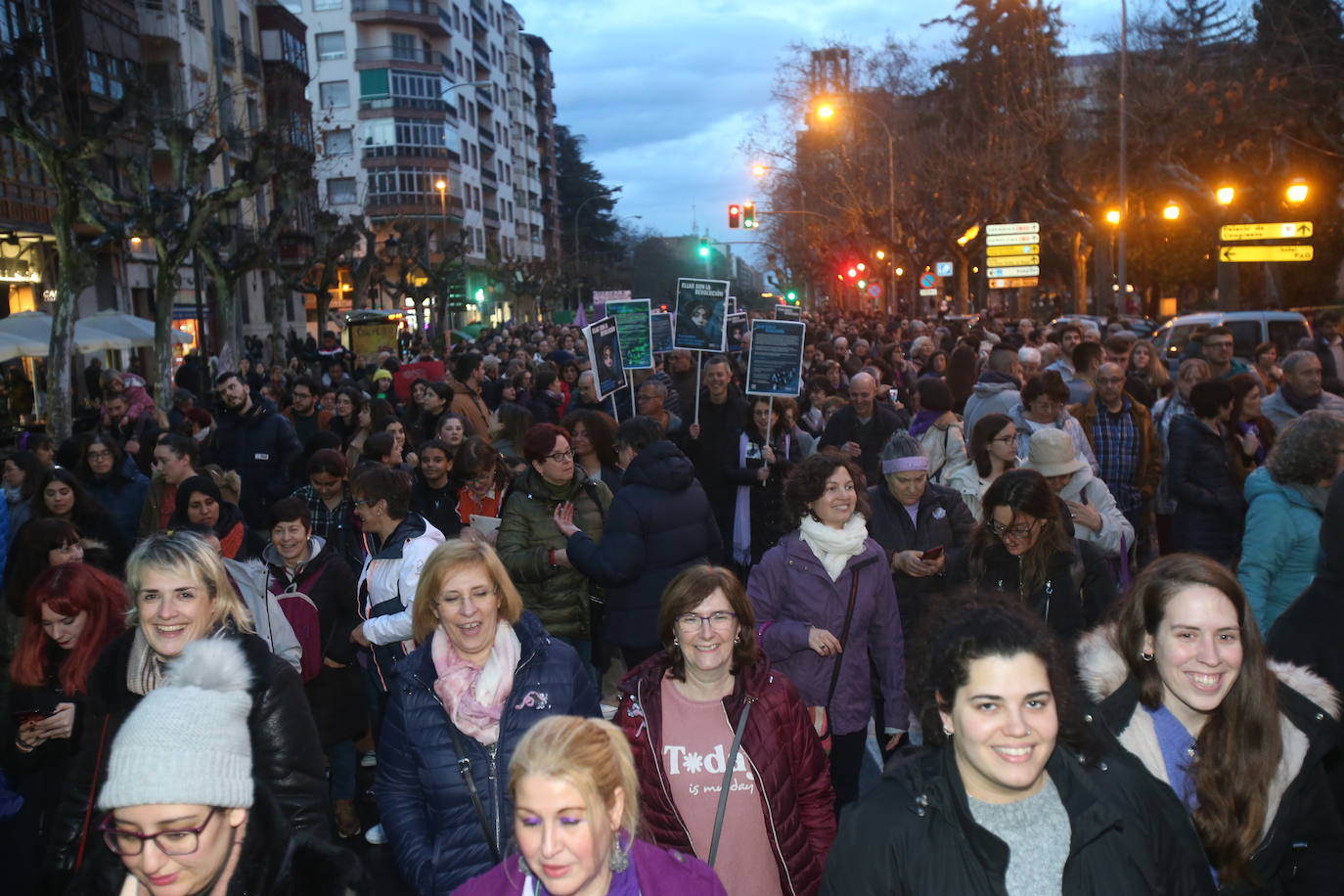 Fotos: Manifestación del 8M en Logroño bajo la lluvia