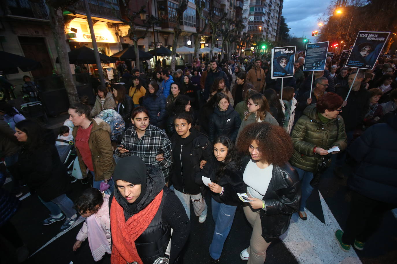 Fotos: Manifestación del 8M en Logroño bajo la lluvia