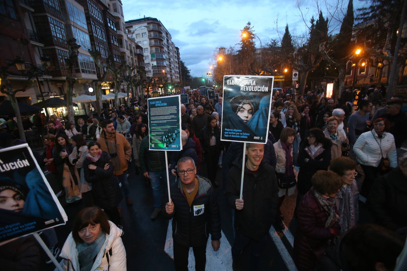 Fotos: Manifestación del 8M en Logroño bajo la lluvia