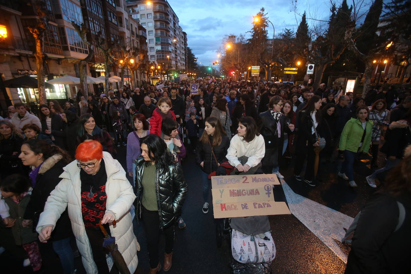 Fotos: Manifestación del 8M en Logroño bajo la lluvia