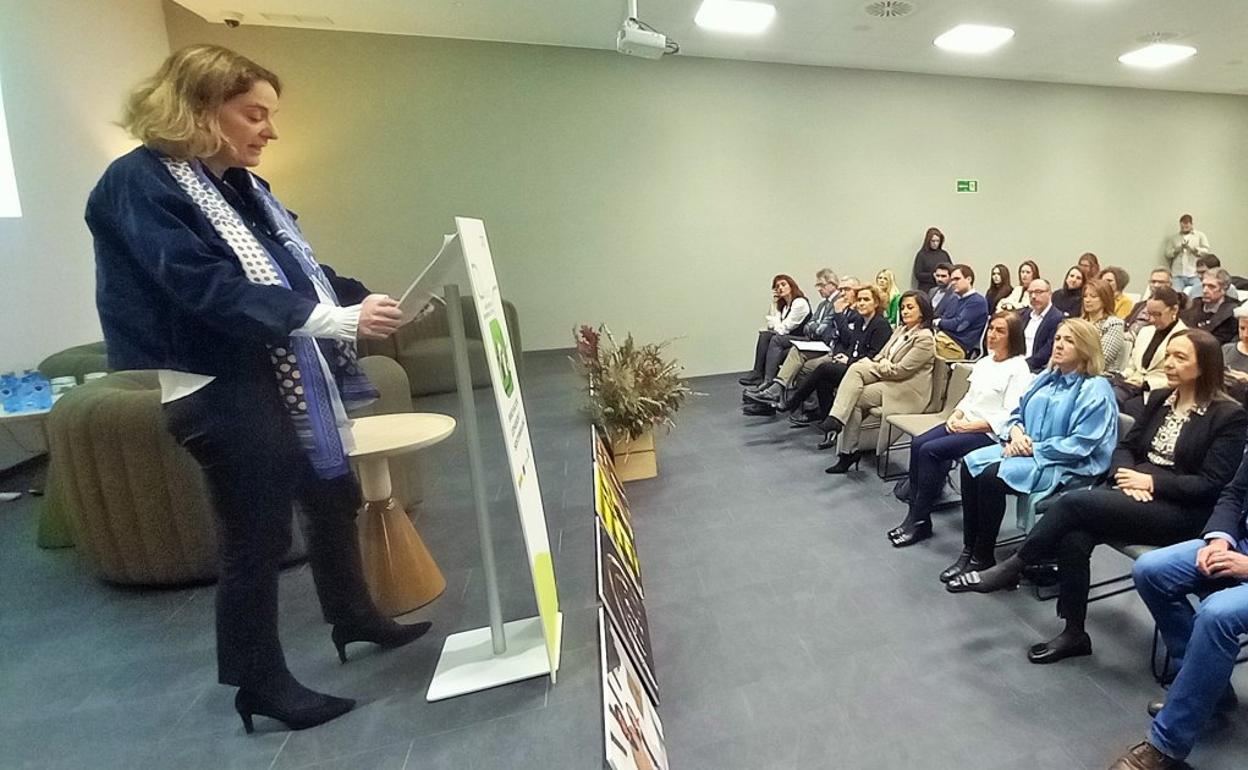 Begoña Jiménez, presidenta de ADRA, durante su intervención ante el resto de autoridades. 