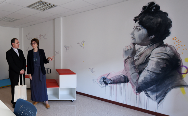 Eva Tobías, con el obispo de la diócesis, en el Laboratorio Feminista. 