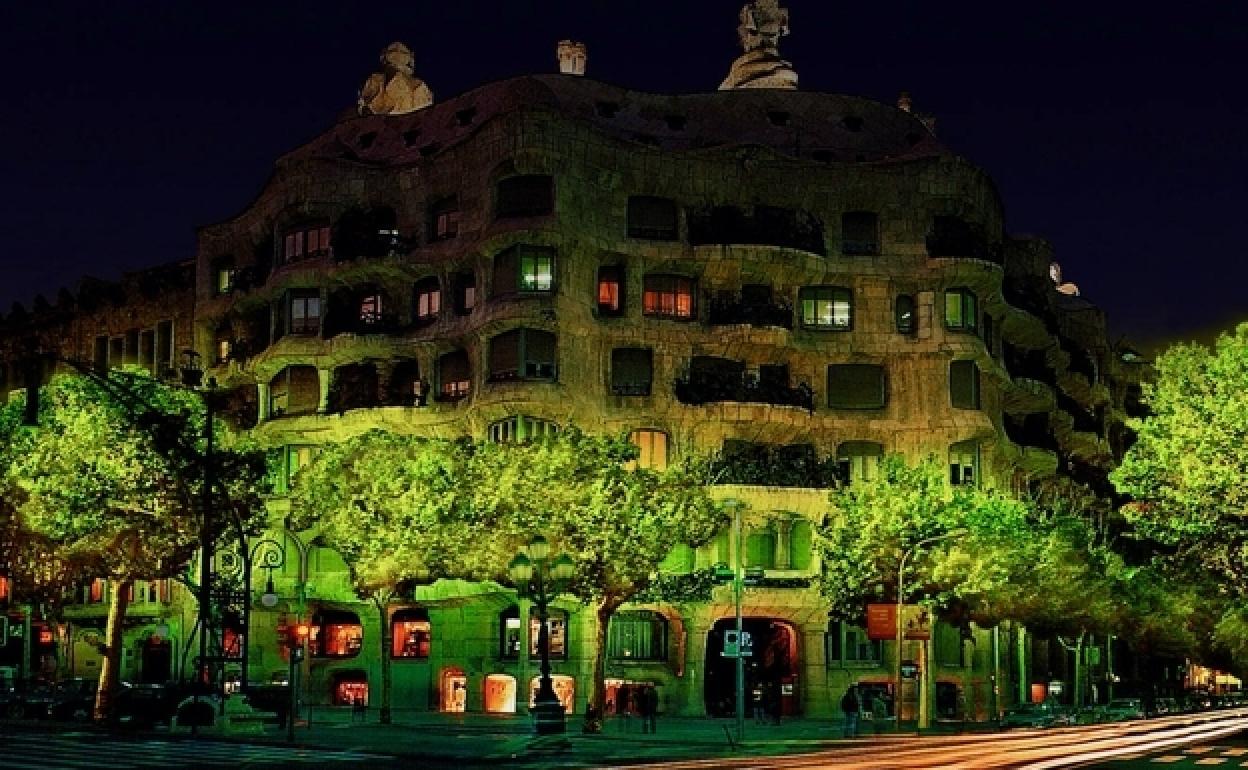 Recreación de cómo serían los limoneros luminiscentes frente a La Pedrera, en Barcelona.