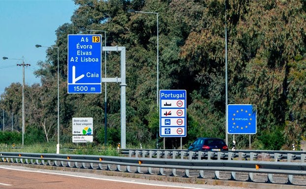 Un coche circula por la autovía desde Badajoz hacia Lisboa