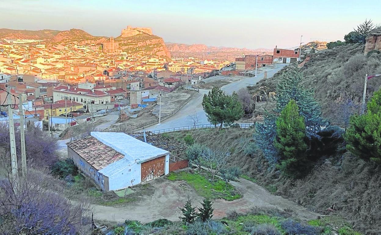 El cerro acoge las cuevas rupestres y el yacimiento celtíbero. 