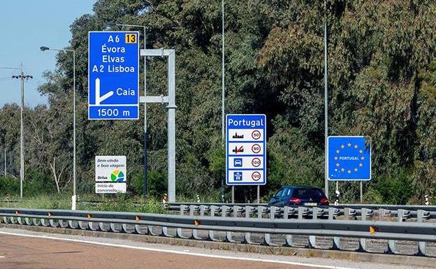 Un coche circula por la autovía desde Badajoz hacia Lisboa.