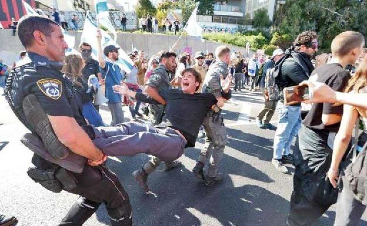 Las fuerzas de seguridad desalojan a los participantes en una manifestación en Tel Aviv.