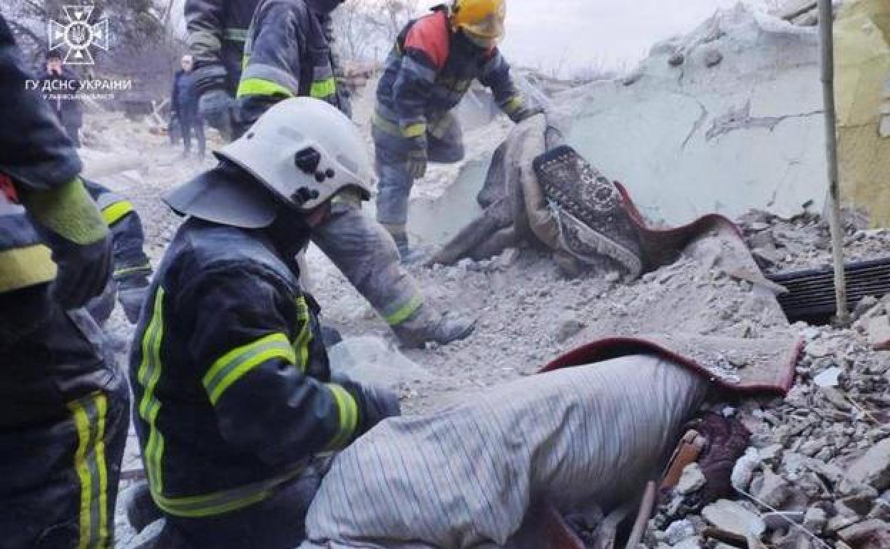 Bomberos trabajan en el desescombros de las víctimas de los ataques.