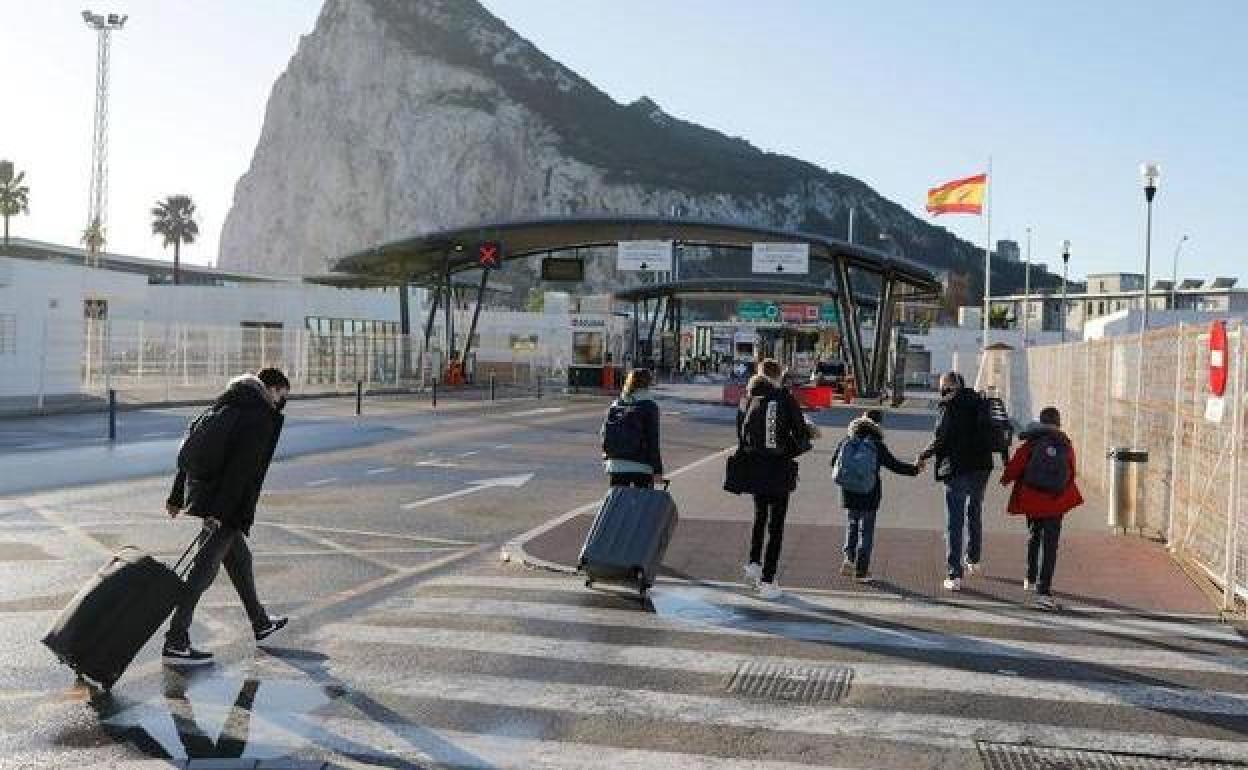 Una familia británica cruza la frontera de España a Gibraltar