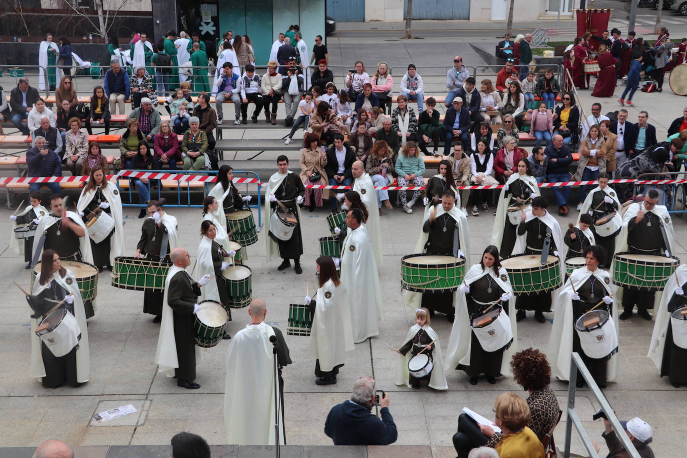 Fotos: La XVIII Exaltación de Bandas de Cofradías de Arnedo reúne a ocho agrupaciones de cuatro comunidades en la plaza de España