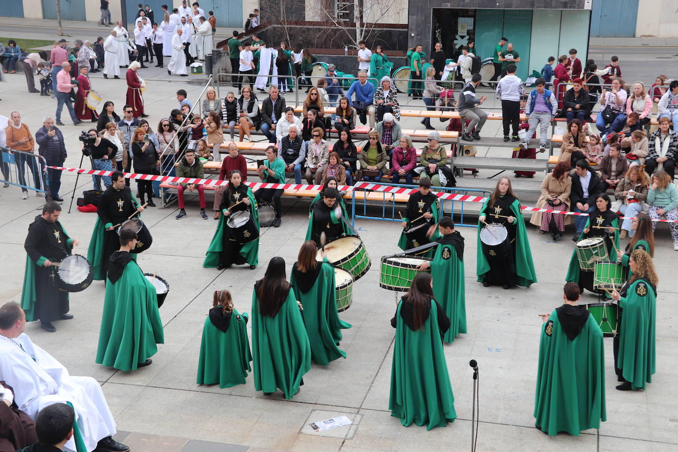 Fotos: La XVIII Exaltación de Bandas de Cofradías de Arnedo reúne a ocho agrupaciones de cuatro comunidades en la plaza de España