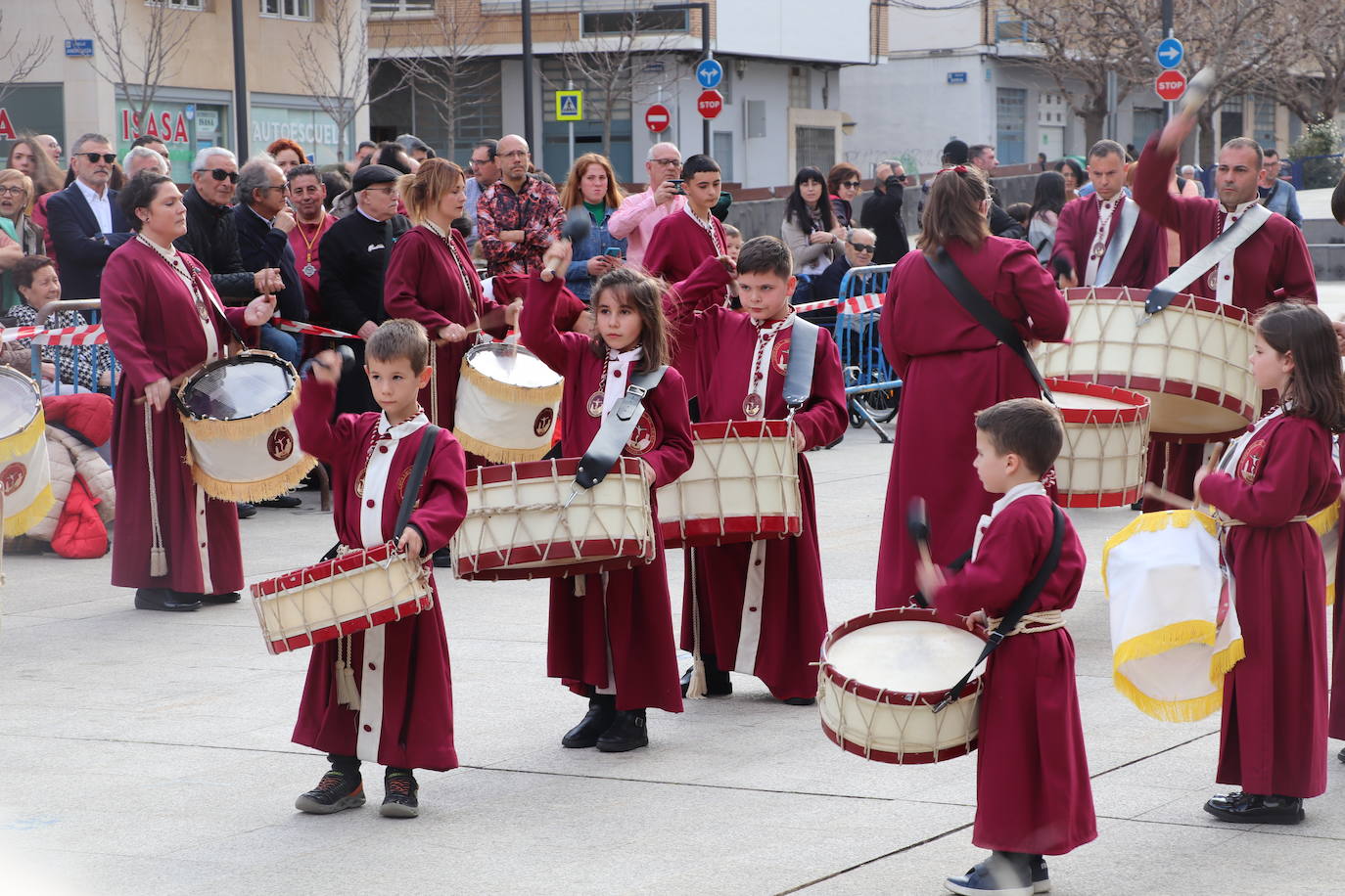 Fotos: La XVIII Exaltación de Bandas de Cofradías de Arnedo reúne a ocho agrupaciones de cuatro comunidades en la plaza de España