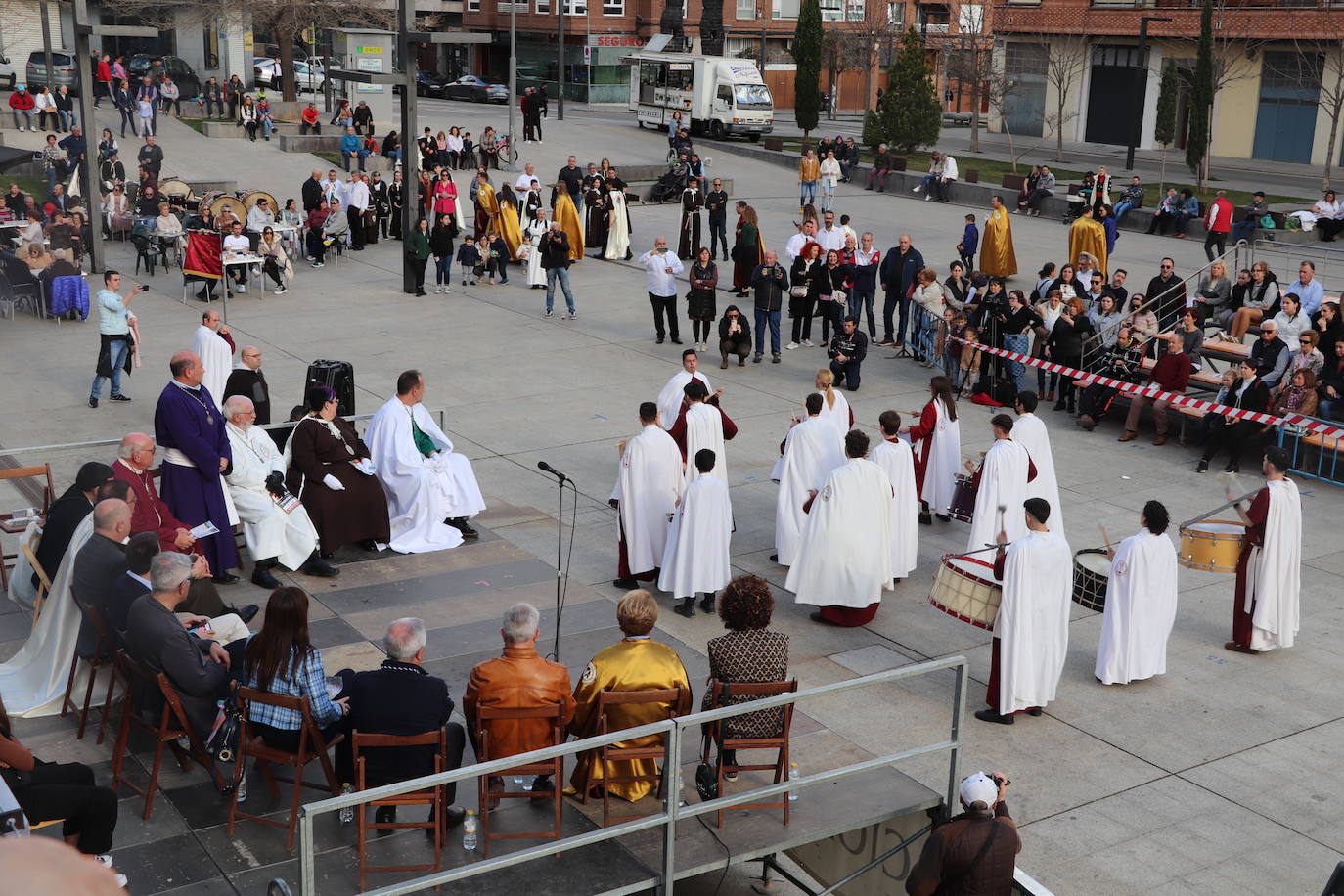 Fotos: La XVIII Exaltación de Bandas de Cofradías de Arnedo reúne a ocho agrupaciones de cuatro comunidades en la plaza de España