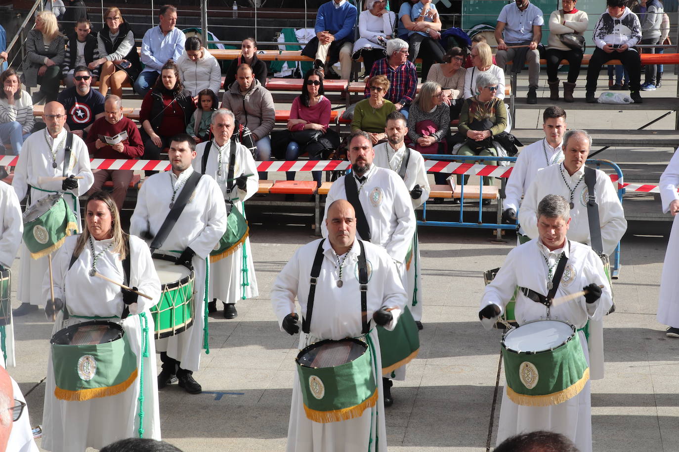 Fotos: La XVIII Exaltación de Bandas de Cofradías de Arnedo reúne a ocho agrupaciones de cuatro comunidades en la plaza de España