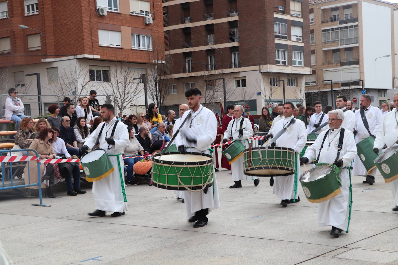 Fotos: La XVIII Exaltación de Bandas de Cofradías de Arnedo reúne a ocho agrupaciones de cuatro comunidades en la plaza de España