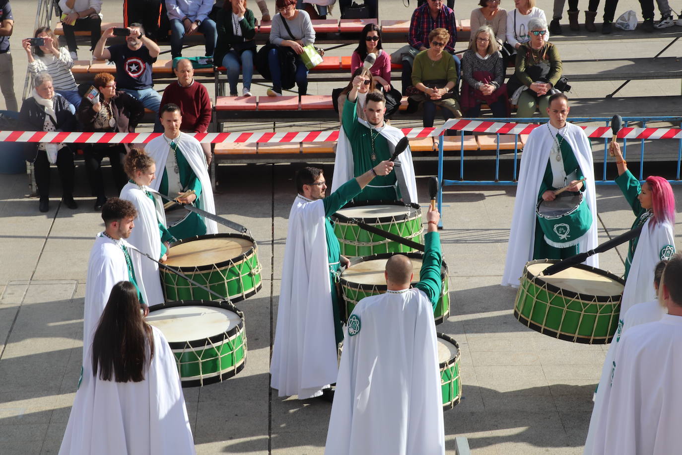 Fotos: La XVIII Exaltación de Bandas de Cofradías de Arnedo reúne a ocho agrupaciones de cuatro comunidades en la plaza de España