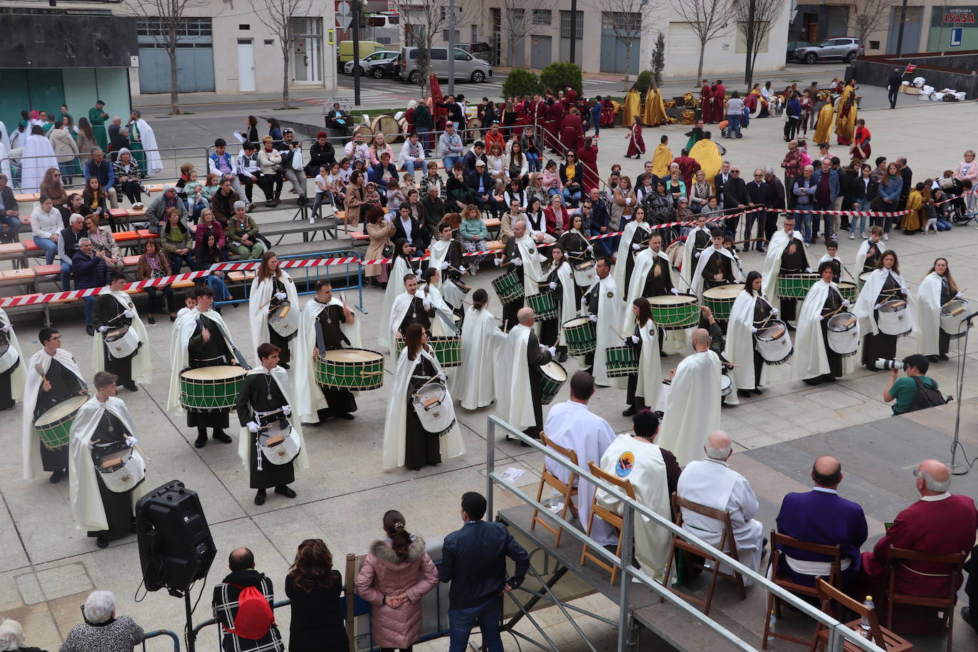 Fotos: La XVIII Exaltación de Bandas de Cofradías de Arnedo reúne a ocho agrupaciones de cuatro comunidades en la plaza de España