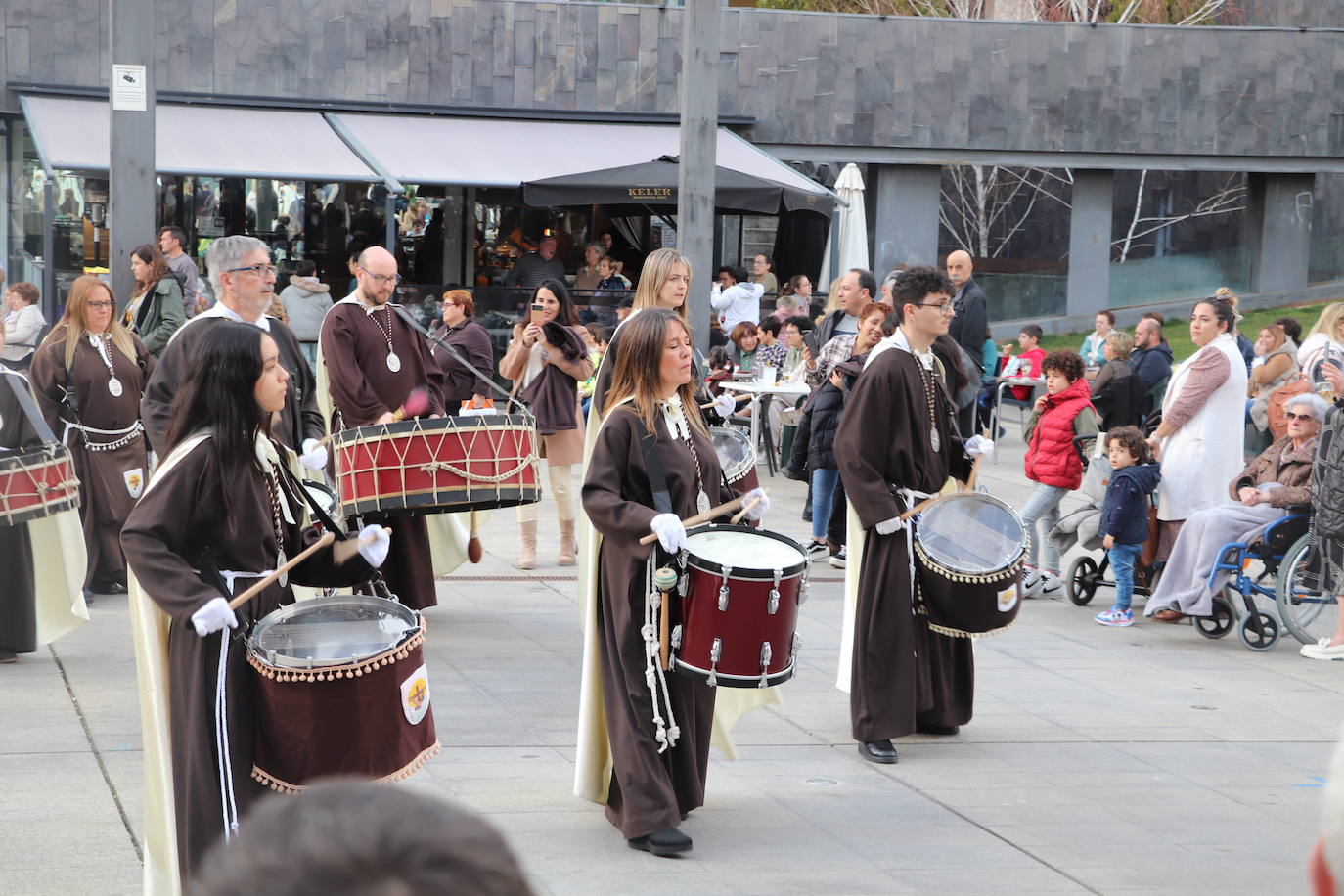 Fotos: La XVIII Exaltación de Bandas de Cofradías de Arnedo reúne a ocho agrupaciones de cuatro comunidades en la plaza de España