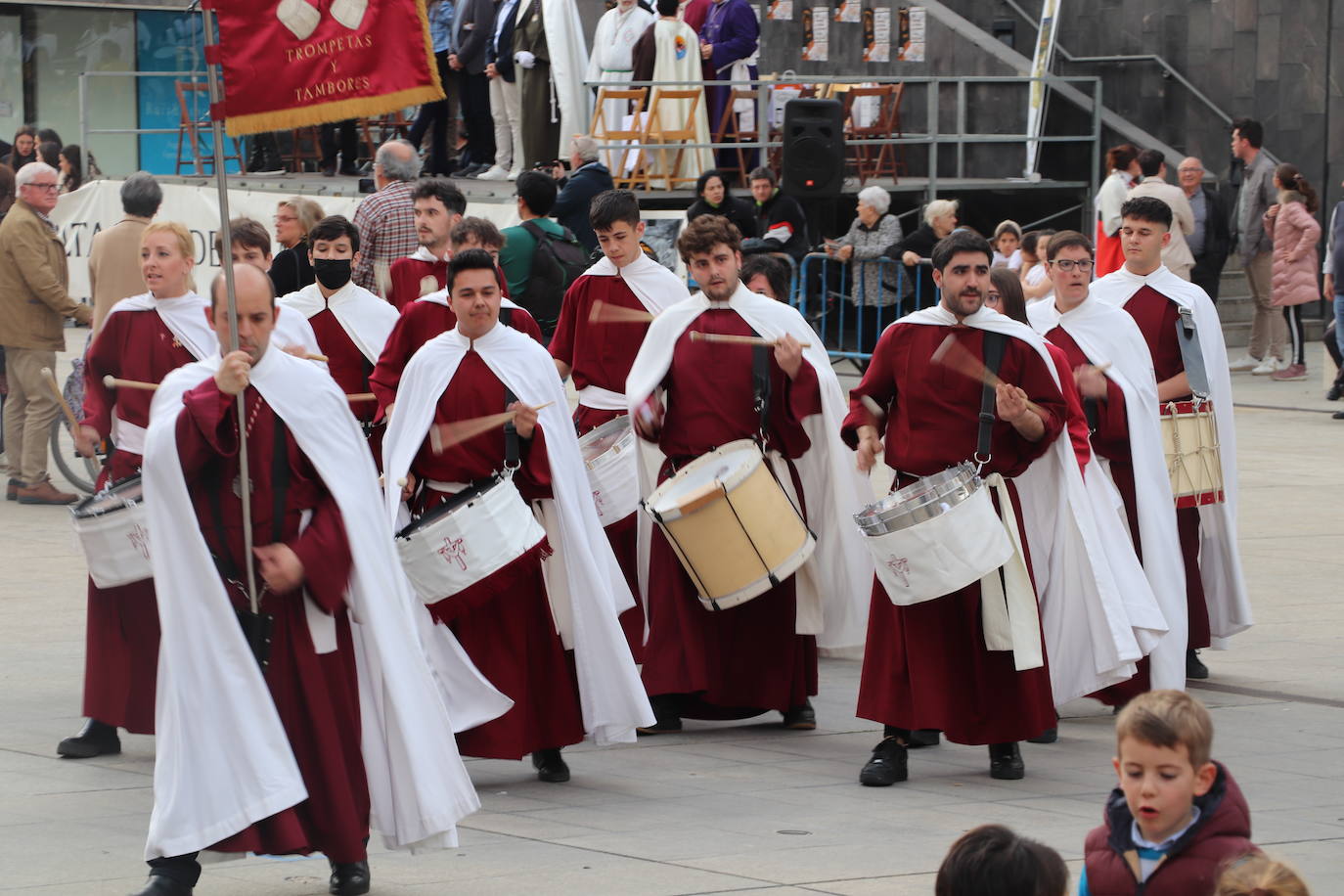 Fotos: La XVIII Exaltación de Bandas de Cofradías de Arnedo reúne a ocho agrupaciones de cuatro comunidades en la plaza de España