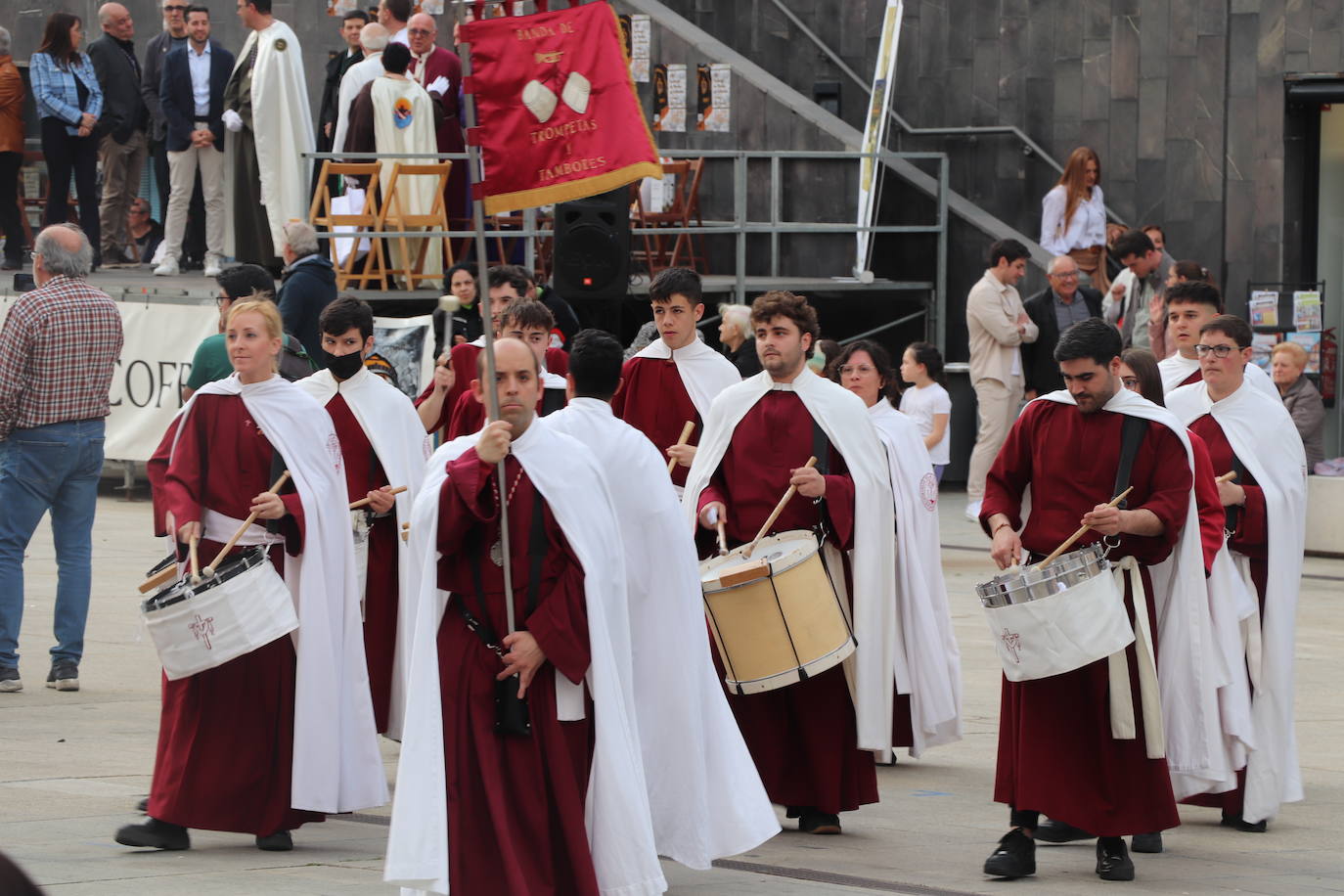 Fotos: La XVIII Exaltación de Bandas de Cofradías de Arnedo reúne a ocho agrupaciones de cuatro comunidades en la plaza de España