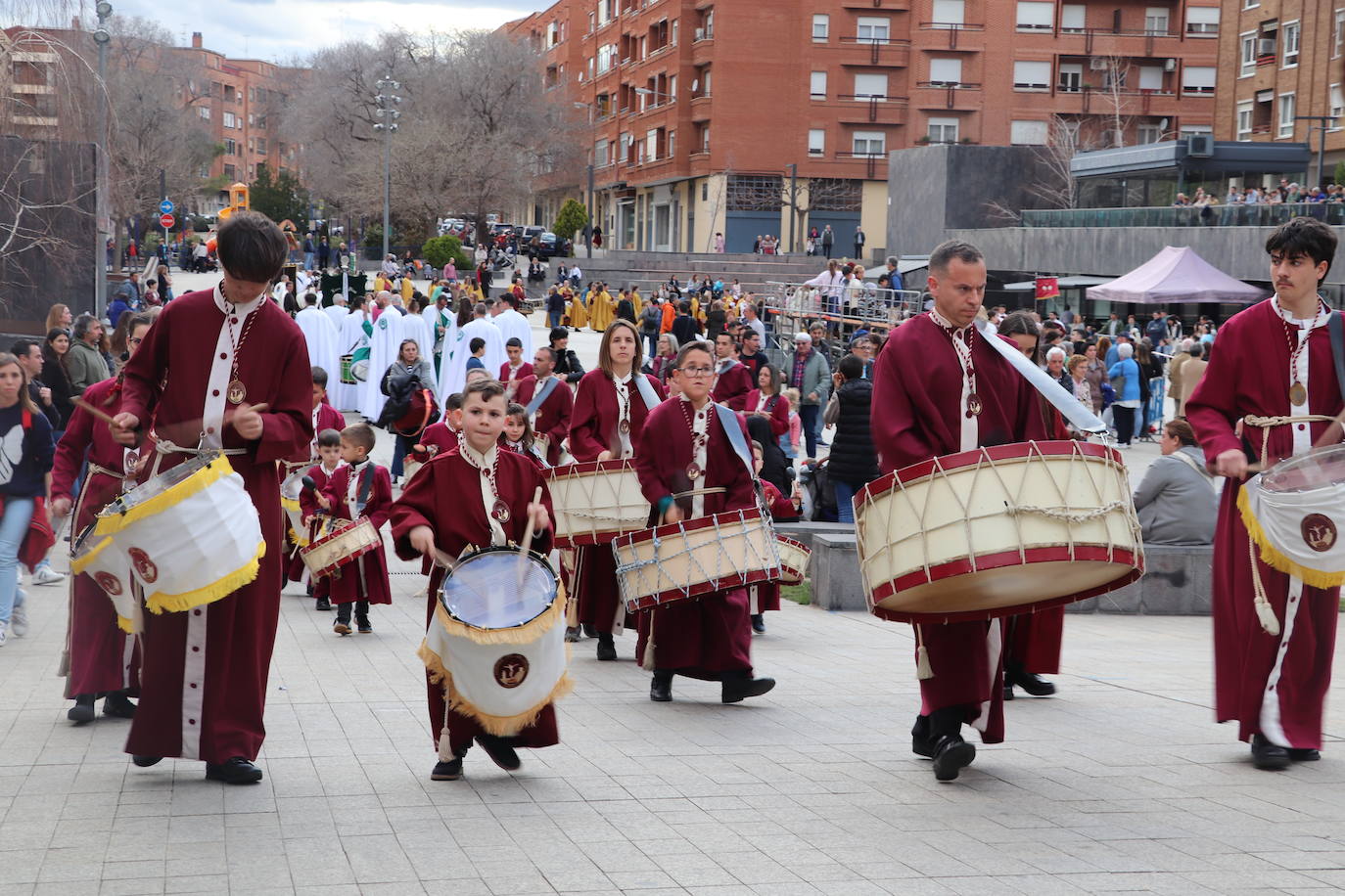 Fotos: La XVIII Exaltación de Bandas de Cofradías de Arnedo reúne a ocho agrupaciones de cuatro comunidades en la plaza de España