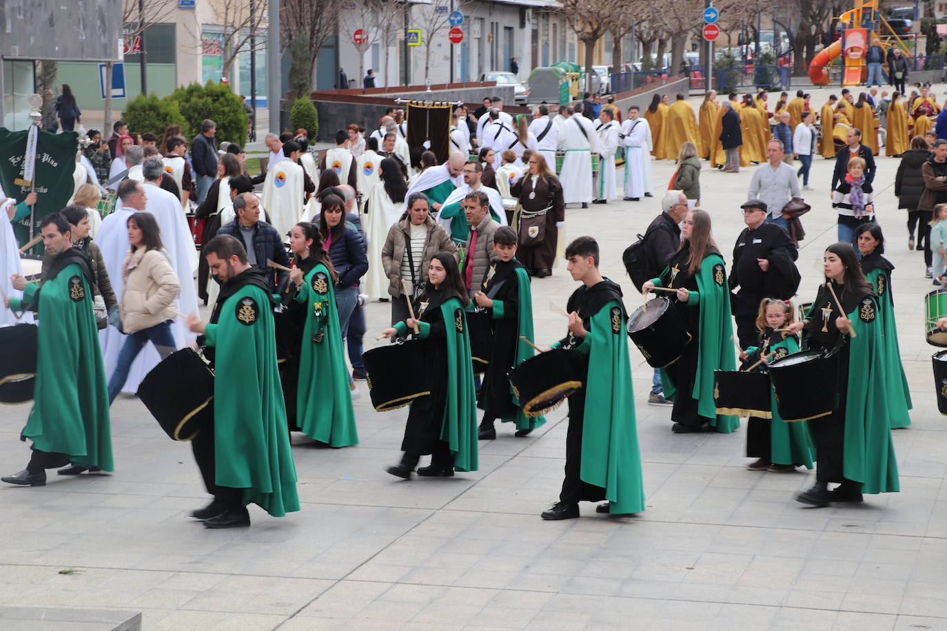 Fotos: La XVIII Exaltación de Bandas de Cofradías de Arnedo reúne a ocho agrupaciones de cuatro comunidades en la plaza de España