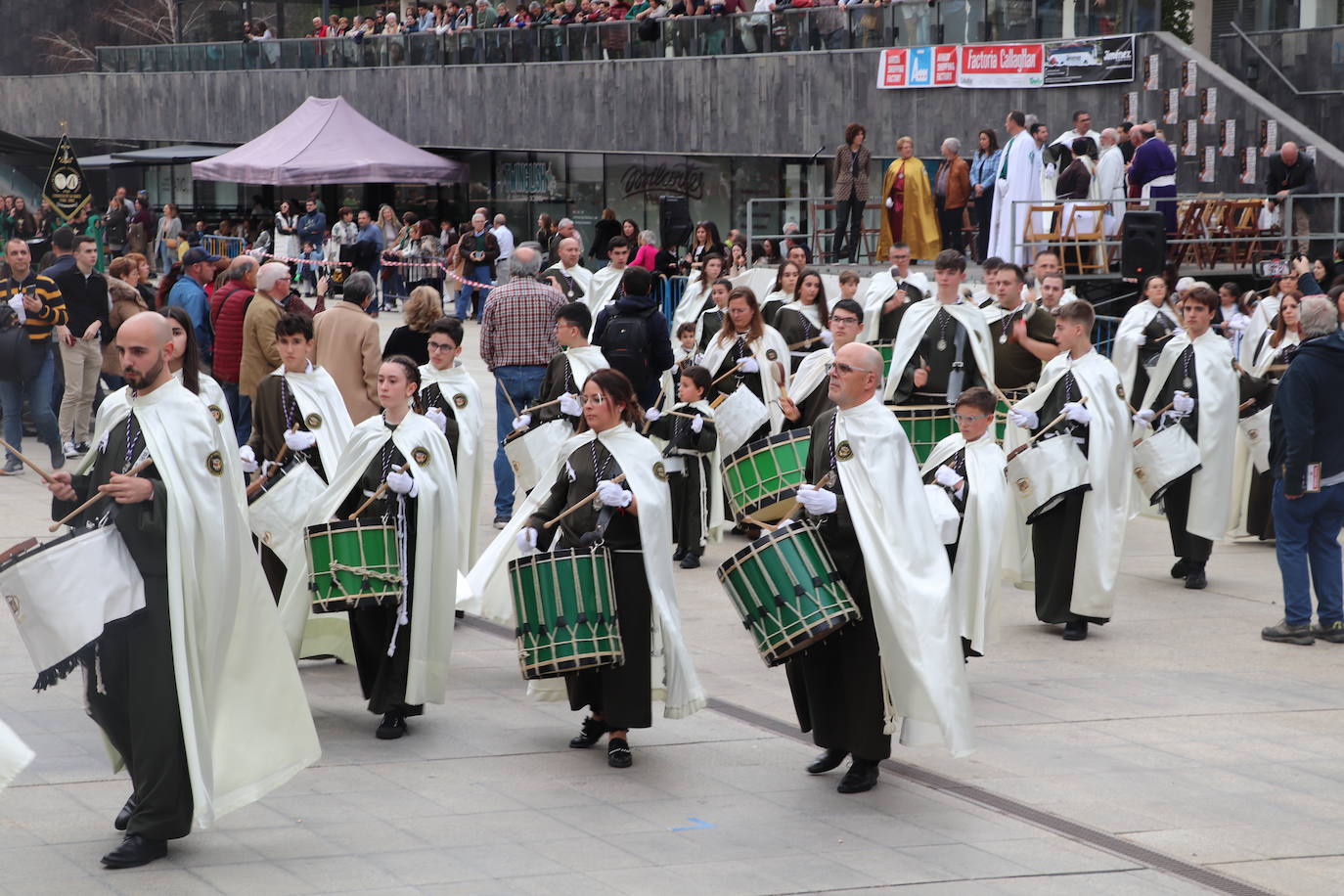 Fotos: La XVIII Exaltación de Bandas de Cofradías de Arnedo reúne a ocho agrupaciones de cuatro comunidades en la plaza de España