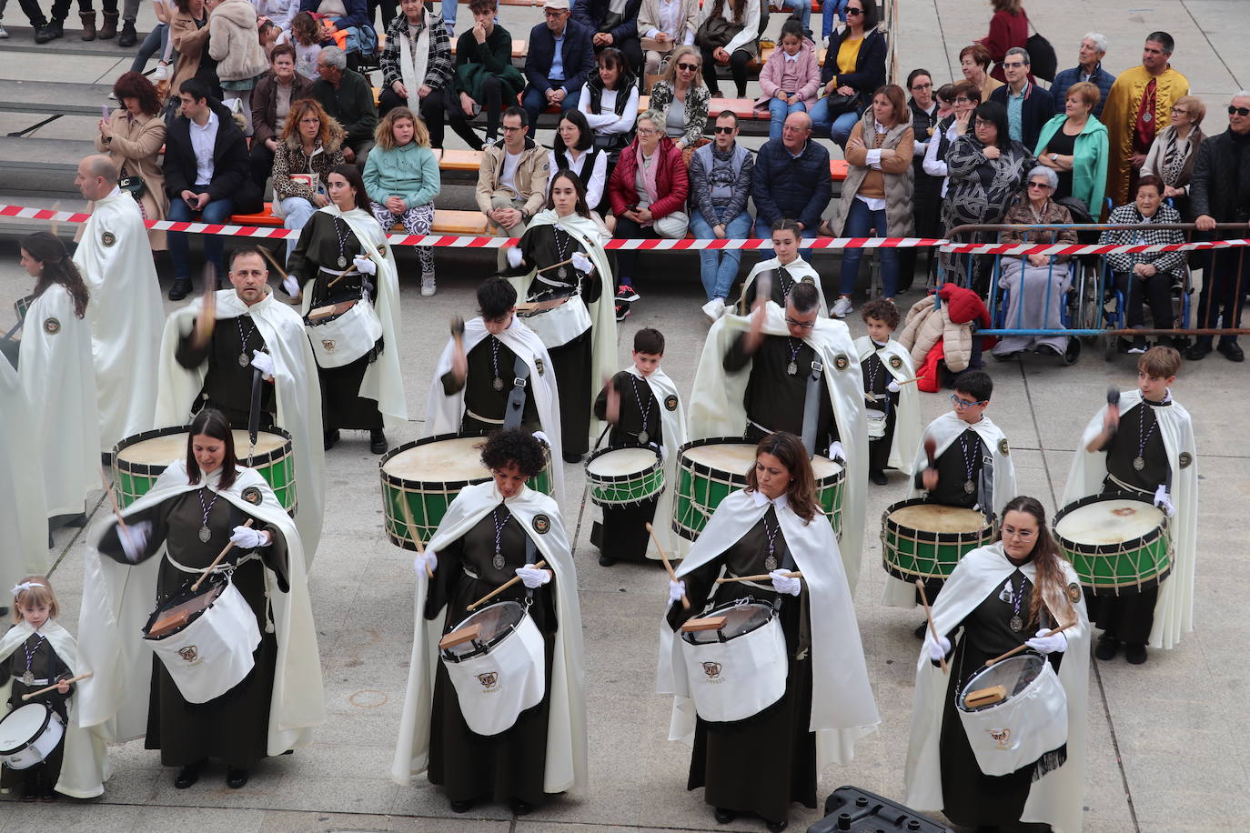 Fotos: La XVIII Exaltación de Bandas de Cofradías de Arnedo reúne a ocho agrupaciones de cuatro comunidades en la plaza de España