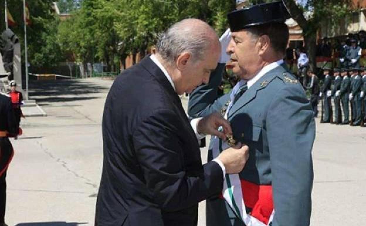 El exministro Fernández Díaz condecora al teniente general Vázquez Jarava, principal imputado en el 'caso cuarteles' en el año 2014