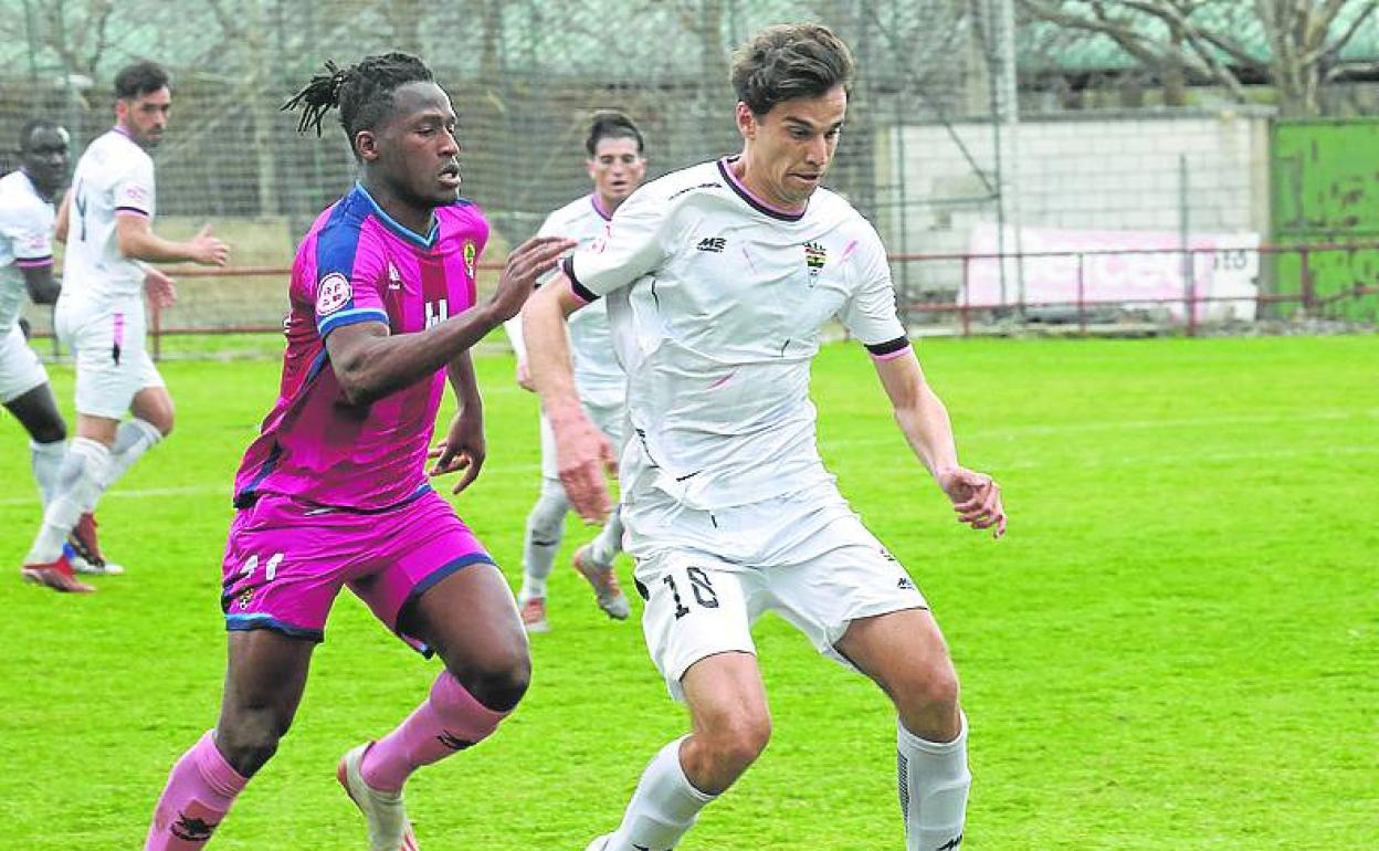 Álvaro García juega el balón.