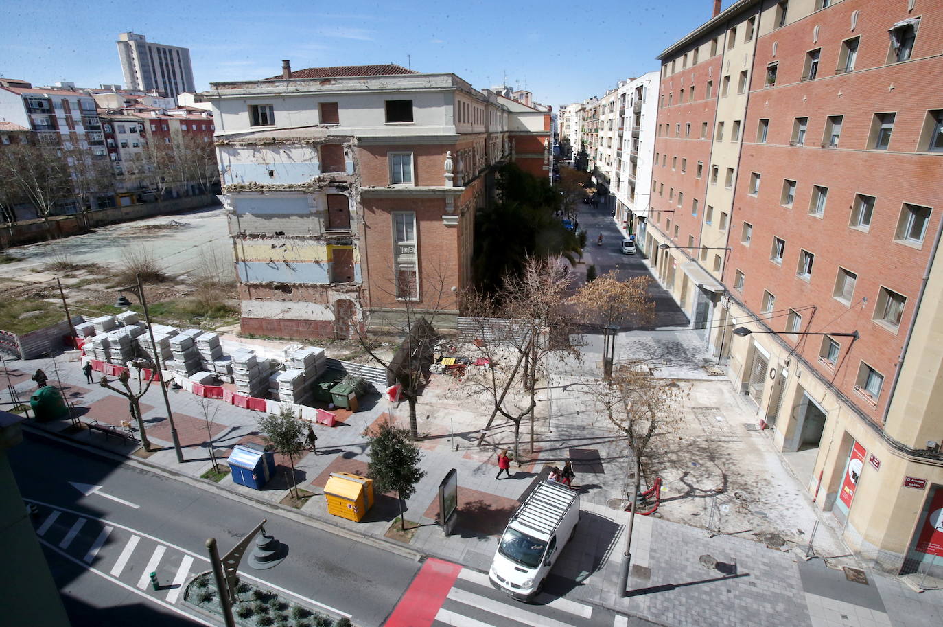 Entrada desde Colón por Calvo Sotelo, donde se acumula el material y también urge actuar. 