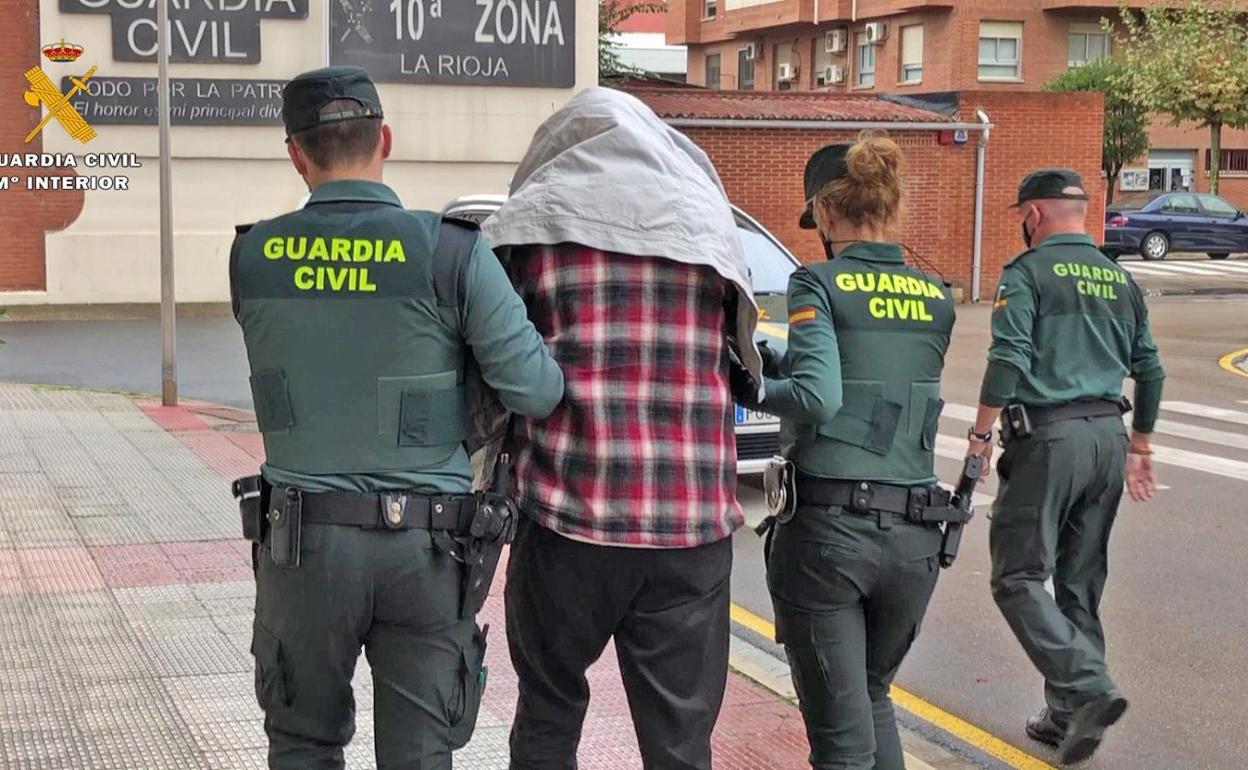 Almeida, durante el traslado al cuartel de la Guardia Civil tras ser detenido por el crimen de Álex. 