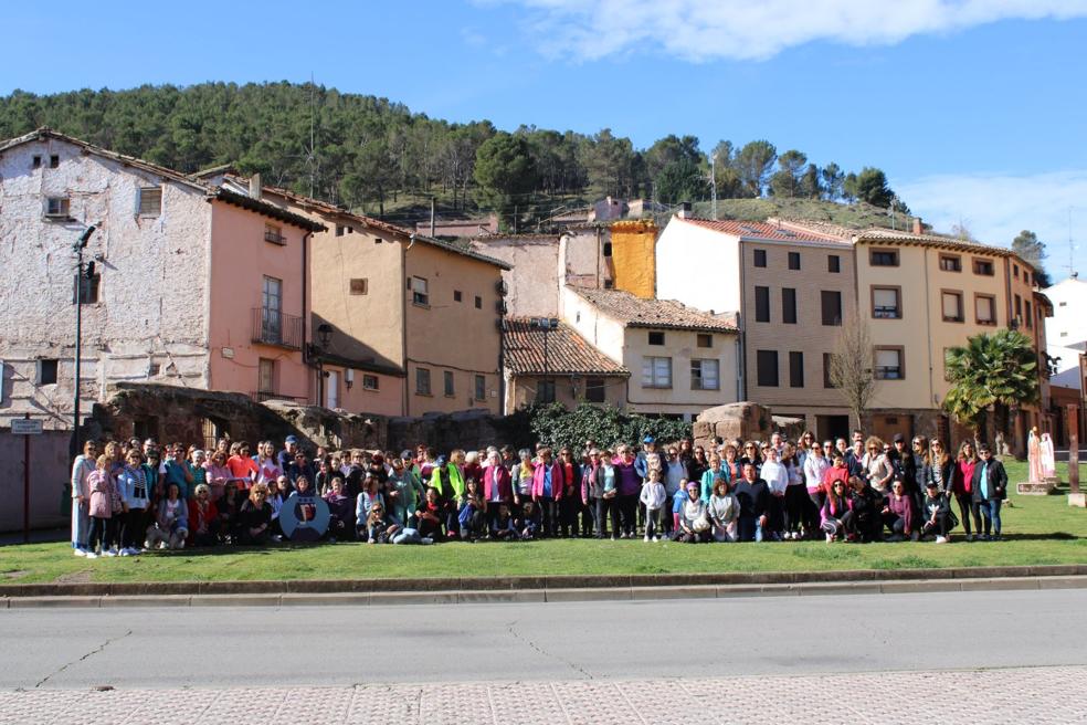 Un centenar de personas participó en la II Marcha de la Mujer, celebrada en la mañana de ayer domingo. 