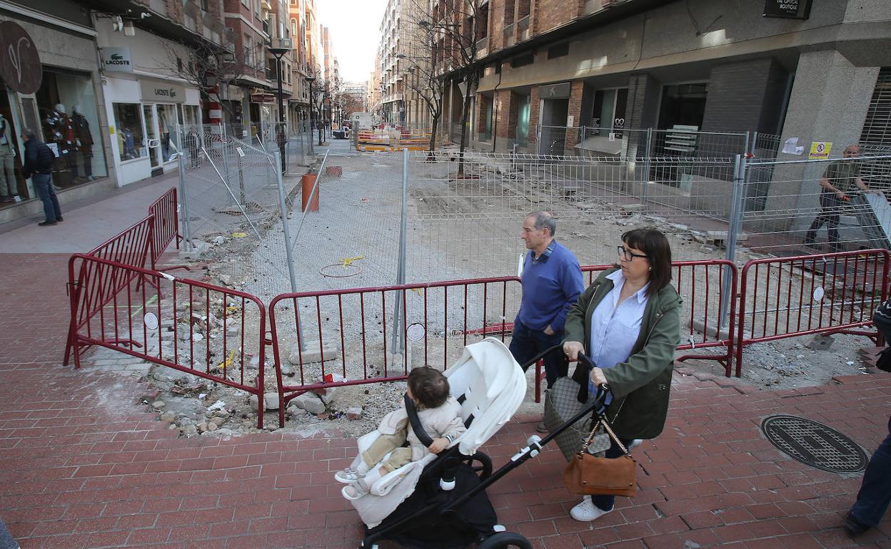 Pavimento abierto y vallado en el acceso a las Cien Tiendas desde Vara de Rey vía Doctores Castroviejo, zona por donde se empezará a intervenir por razones de seguridad. 