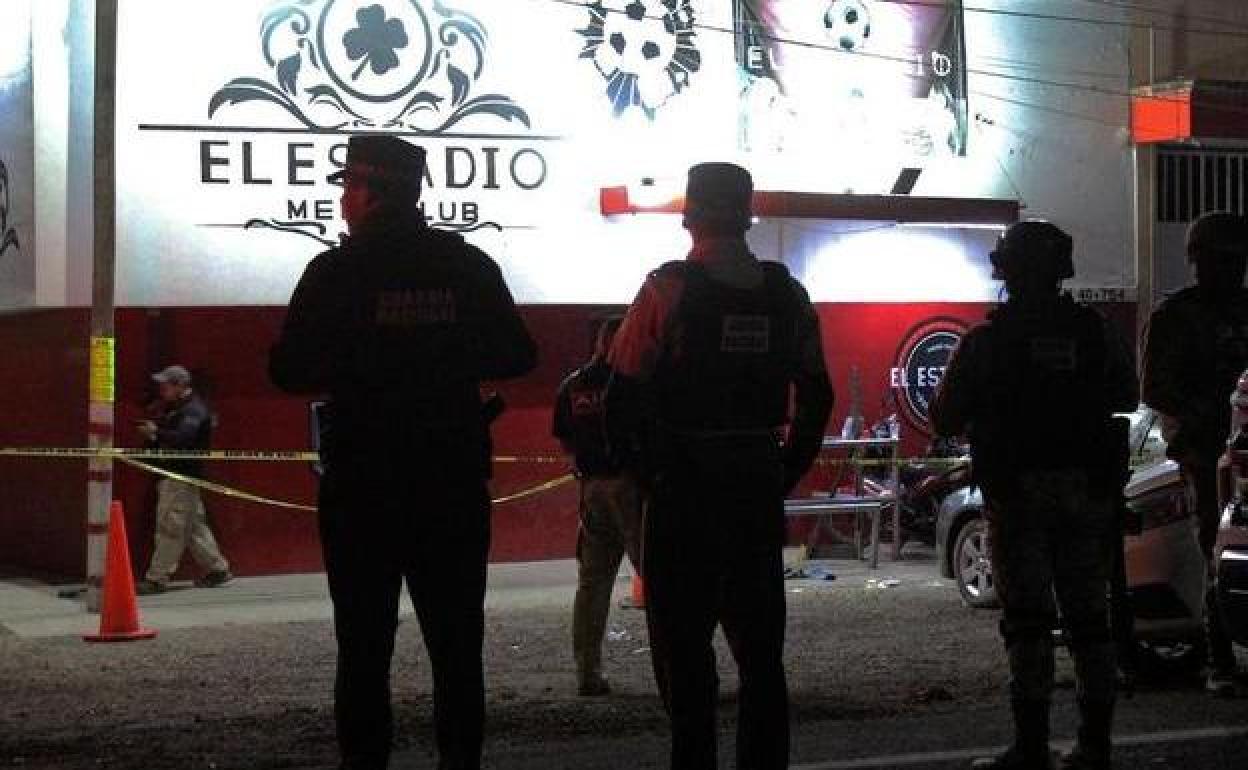 Miembros de la Guardia Nacional mexicana permanecen afuera de un club nocturno donde ocho personas fueron asesinadas