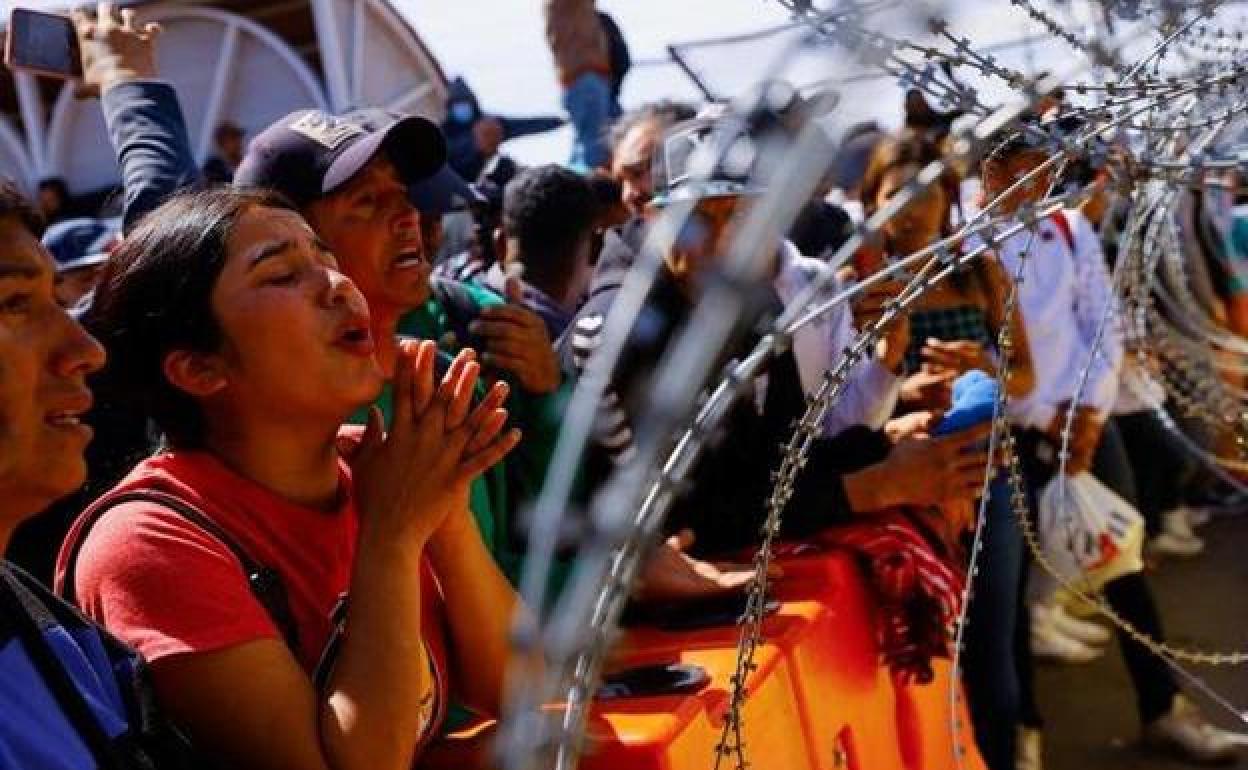 La mayoría de los migrantes que se encontraban el domingo en la frontera eran venezolanos.