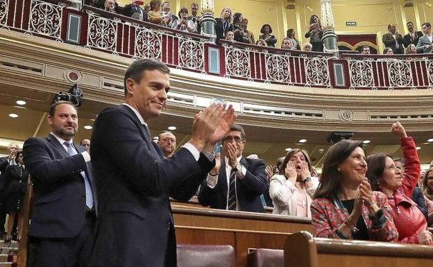 La bancada socialista plaude a Sánchez tras el triunfo de la moción de censura a Rajoy.