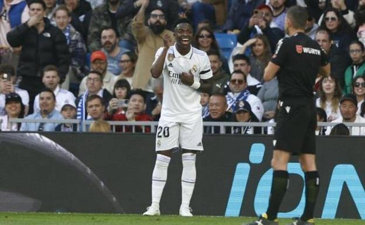Vinicius, incrédulo por la tarjeta recibida ante el Espanyol